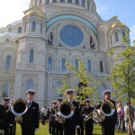Адмиралтейский оркестр Ленинградской военно-морской базы на фоне Кронштадтского Морского Собора