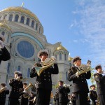 Адмиралтейский оркестр Ленинградской военно-морской базы на фоне Кронштадтского Морского Собора