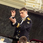 Начальник оркестра и дирижёр капитан-лейтенант Никита Игнатов